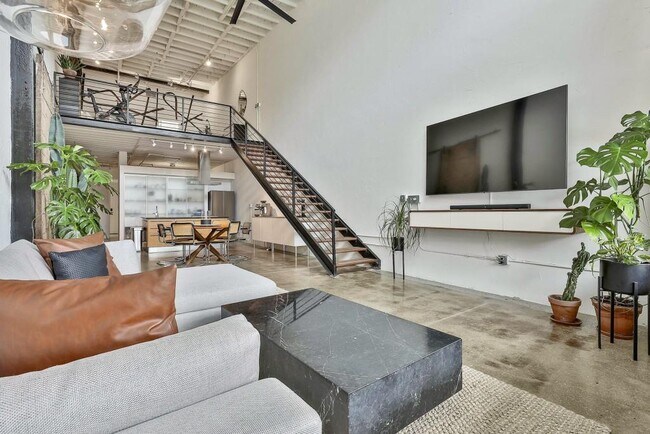 Building Photo - 675 Greenwood Ave NE