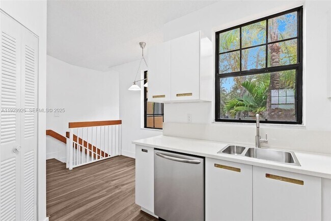 Building Photo - 15569 Miami Lakeway N