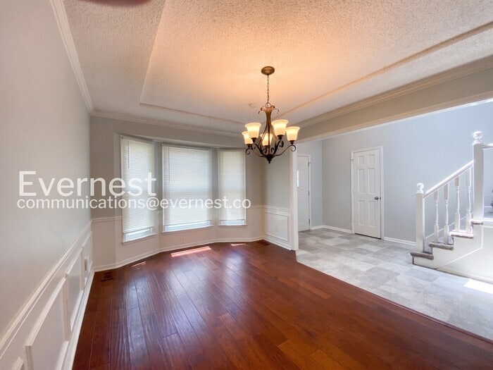 Building Photo - 1104 E Pineview St