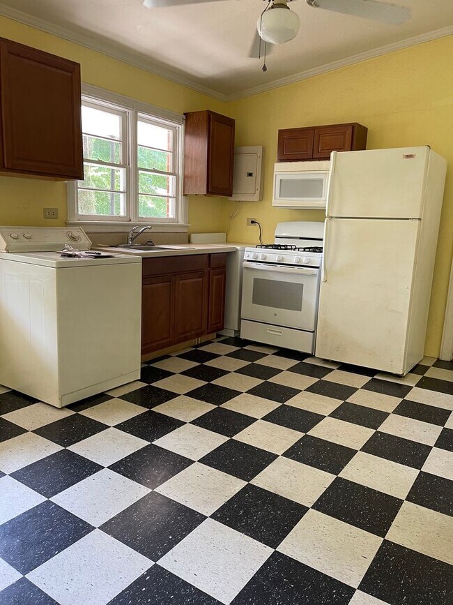 Building Photo - Two Bedroom One Bath in Normaltown