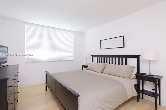 Building Photo - 1155 Brickell Bay Dr