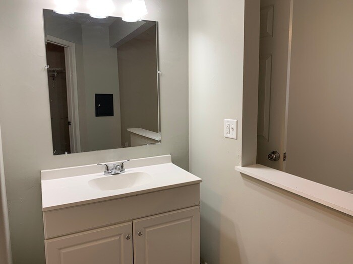 Building Photo - 43 Surrey Ct