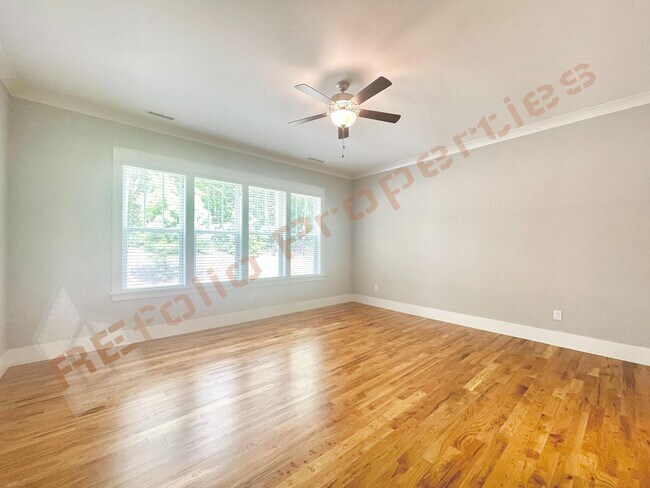 Building Photo - 413 Ancient Oaks Dr