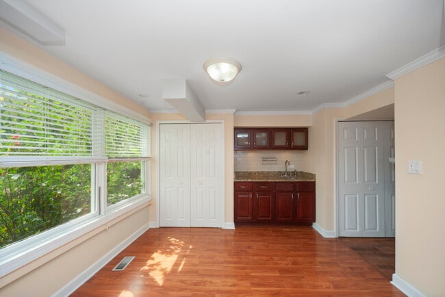 Building Photo - 315 Spring Point Dr