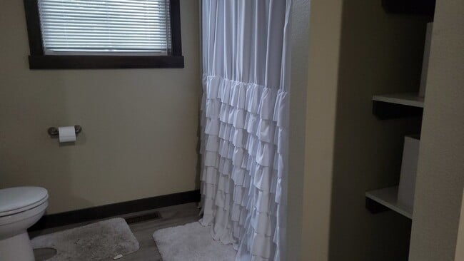 Building Photo - 5 Bed 3 Bath close to UWEC, bike trails, C...