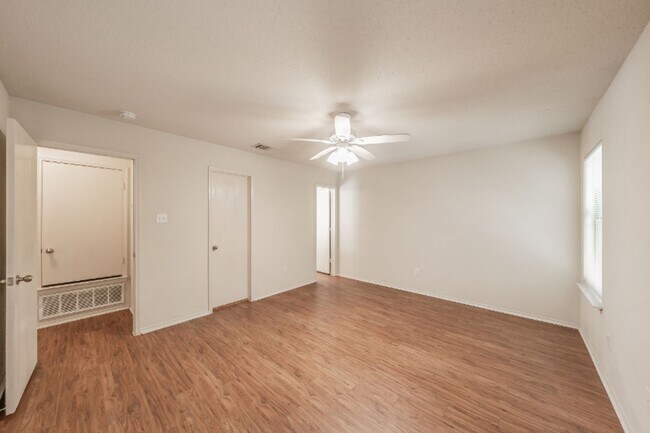 Building Photo - 10325 Bear Hollow Dr