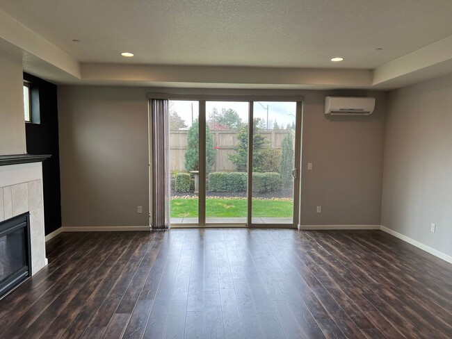 Building Photo - 1/2 1ST MONTHS RENT   AVAILABLE NOW.. Wond...