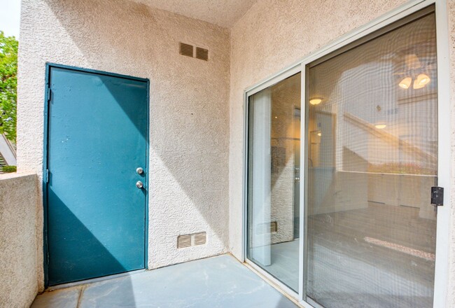 Building Photo - UPGRADED 2 BEDROOM CONDO!