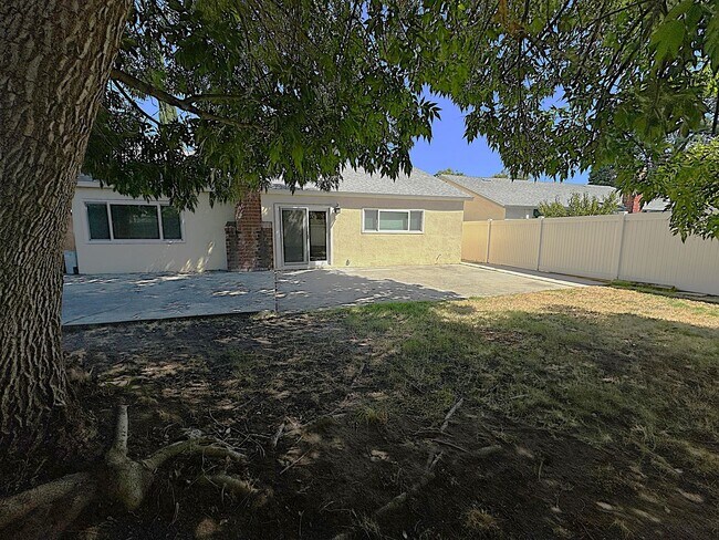 Building Photo - Spacious 3-Bedroom Retreat with Renovated ...