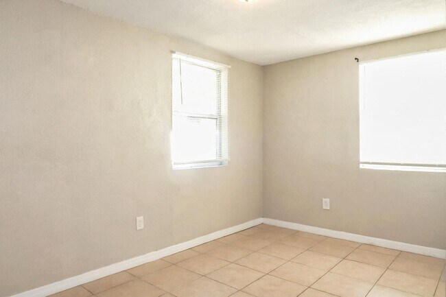 Building Photo - 3 Bedroom, 1 Bathroom Home for Rent in Tampa!