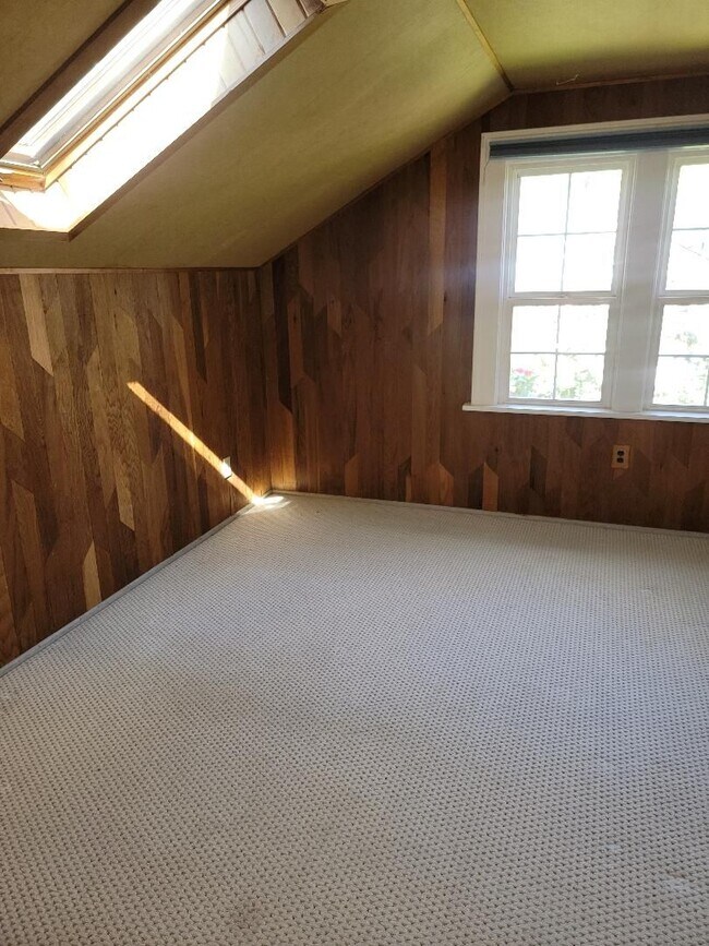 Building Photo - Beautiful Craftsman-style 3 bedroom, 2 bath home (1632 sq ft)  near Lake Steilacoom PLUS studio c...