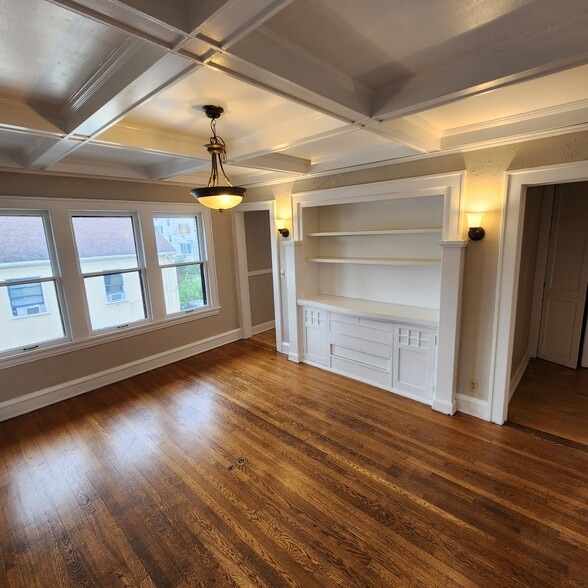 Building Photo - 428 W Franklin Ave