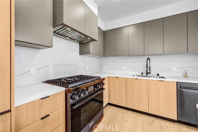 Building Photo - 10352 Riverside Dr