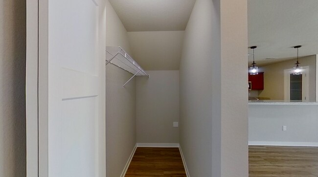 Building Photo - Lower 1 Bedroom 1 Bathroom Apartment is Available