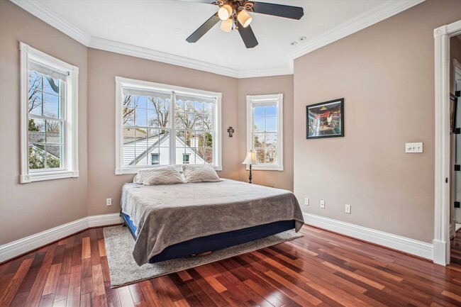 Building Photo - Stunning and Spacious Single Family Home S...