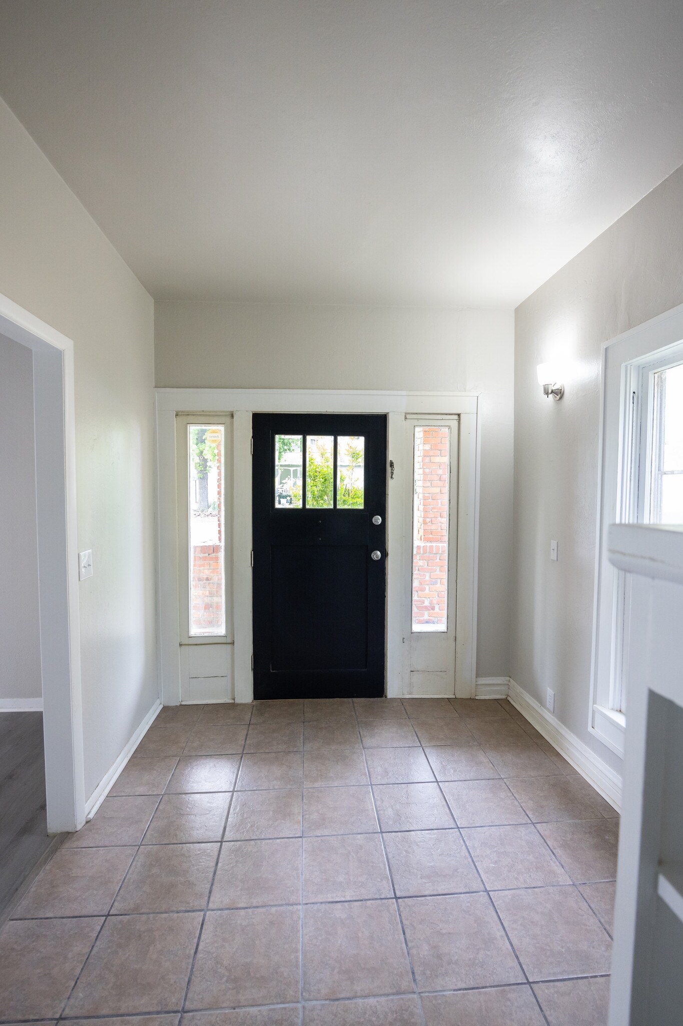 Building Photo - 413 E Hazel Ave