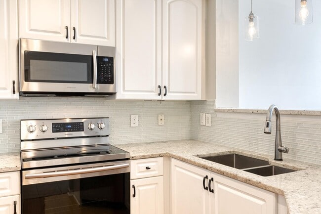 Building Photo - 400 Symphony Cir