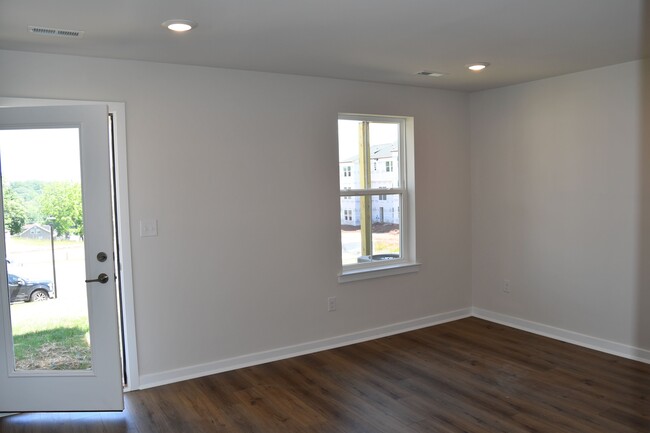 Building Photo - 725 Peony Ln
