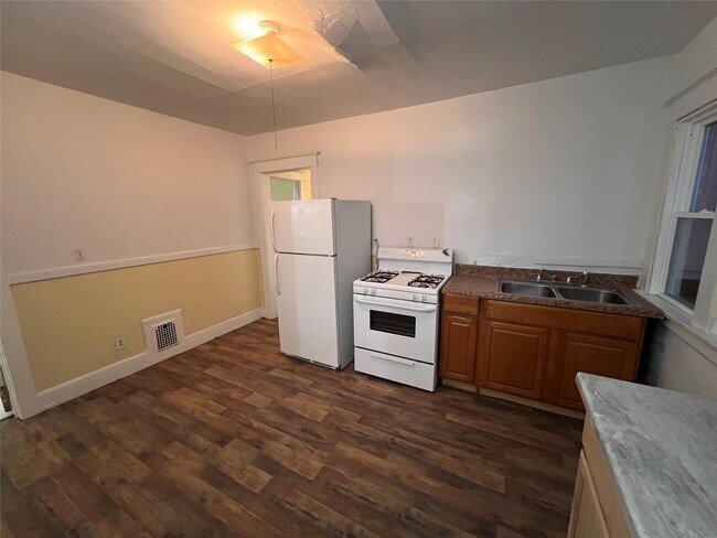 Building Photo - 155 Willow St