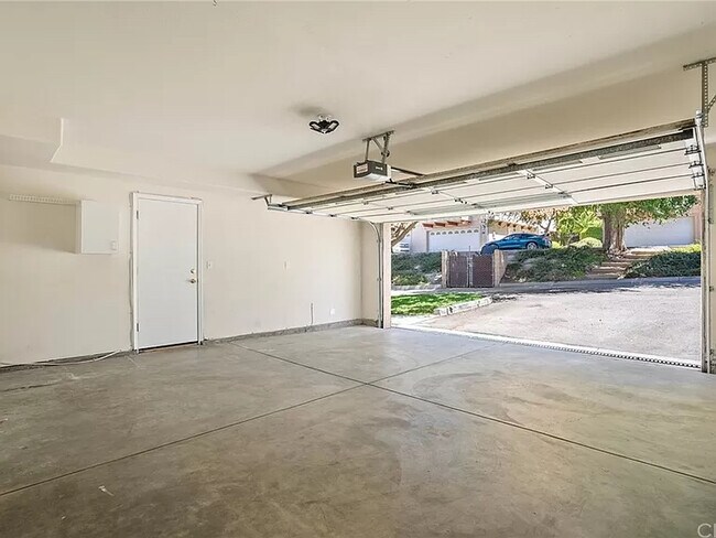 Two Car Garage - 833 Marlbank Pl