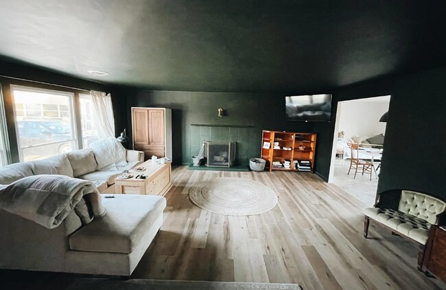 Building Photo - 4 bedroom house available SOON!