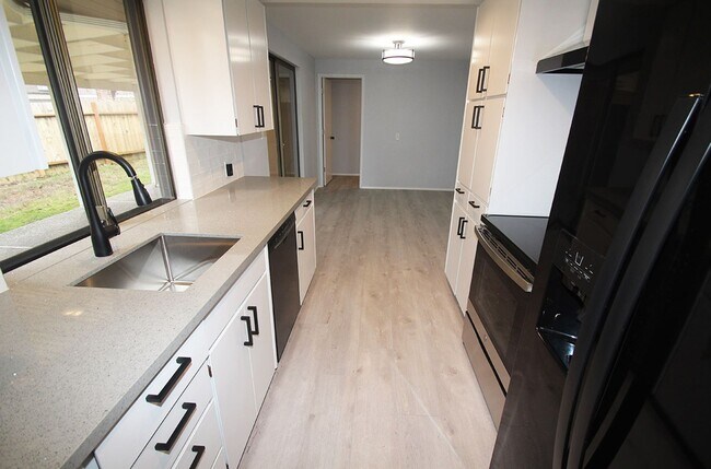 Building Photo - FULLY RENOVATED 3 BED, 2 BATH BELLEVUE HOM...