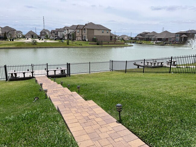 Building Photo - Gorgeous 4-bedroom home!