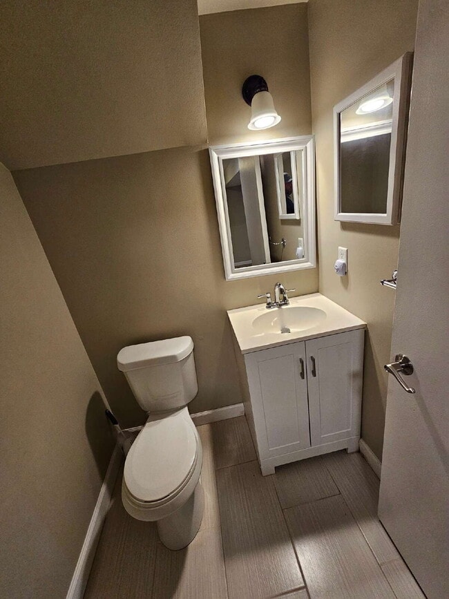 Building Photo - Clean 3-Bedroom Tri-Level, 1.5 Bath with Updated Kitchen, Great Room, Fireplace & Private Backyar...