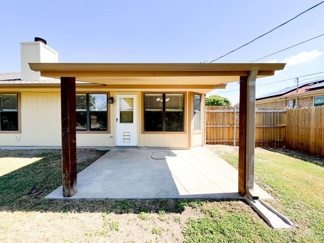Building Photo - Available NOW!!!! This charming 1 story, 3 bedroom, 2 bath house could be your next home! Beautif...