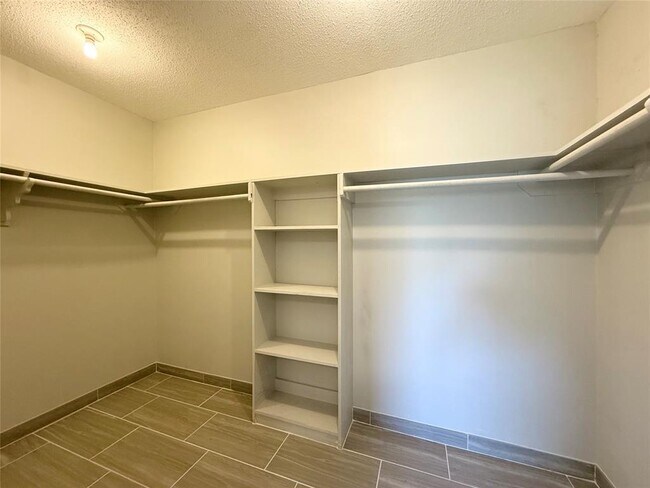 Building Photo - 2131 Highland Hills Dr