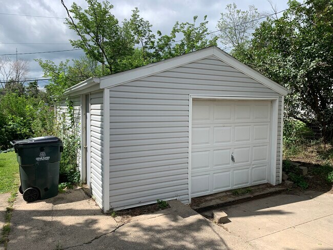 Building Photo - 2538 Indiana St SW