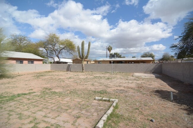 Building Photo - Charming 3 Bedroom 2 Bath Home! Central Tu...