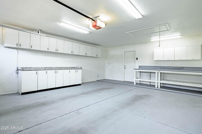 Building Photo - 2547 W Naranja Ave