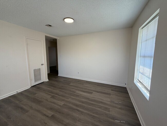 Building Photo - 501 Sweetbriar St