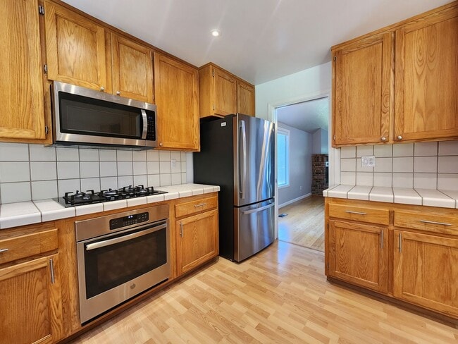 Building Photo - Spacious 4 Bed / 3 Bath Windsor Home