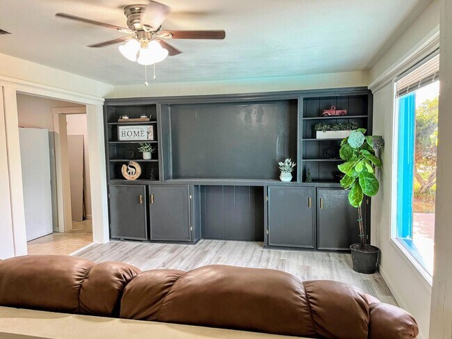 Building Photo - PRE-LEASING FOR FALL: Check out this Renov...