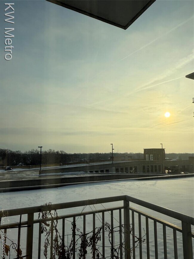 Building Photo - 350 N Main St