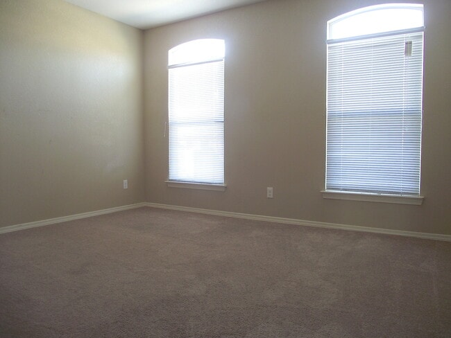 Building Photo - Sandstone Ranch Estates 4Bed/2.5bath Refri...