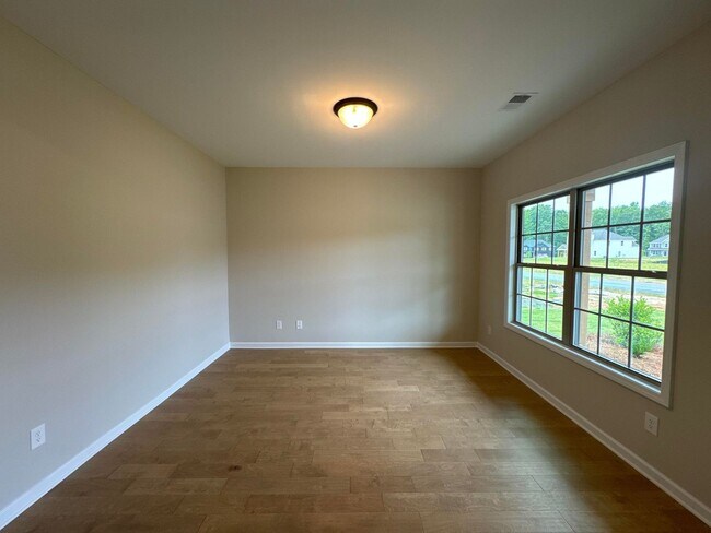 Building Photo - 5 Bedroom 3 Bathroom House