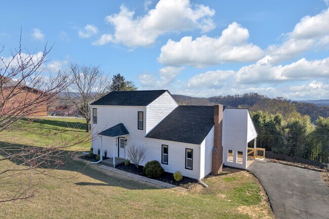 Primary Photo - 916 Starling Dr