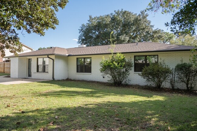 Building Photo - 2540 Hallmark Dr