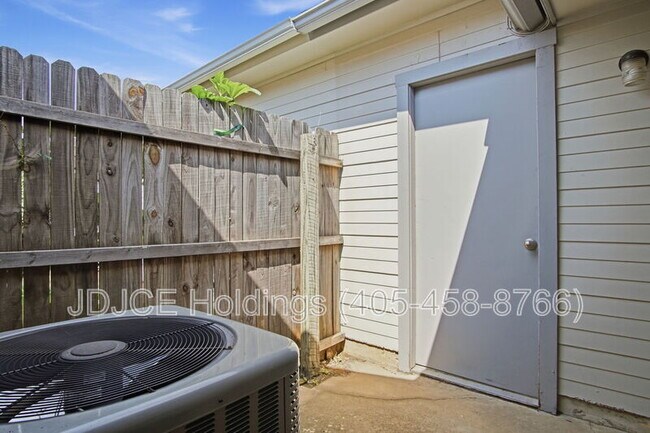 Building Photo - 431 W Curtis Dr