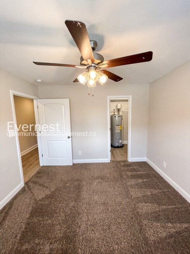 Building Photo - 3 Bed/3 Bath Townhome with Off-Street Parking / Pet-Friendly / Vouchers Accepted / Available Now!