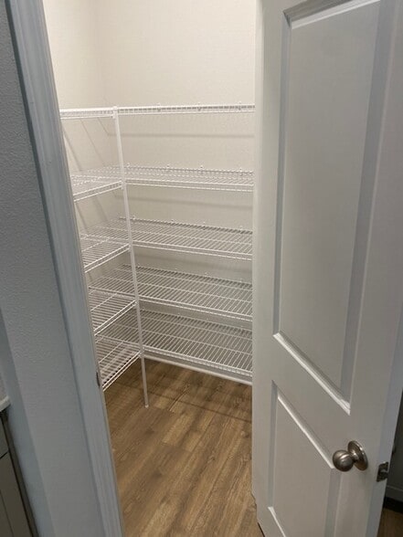Large pantry - 11250 Minnetta Ct