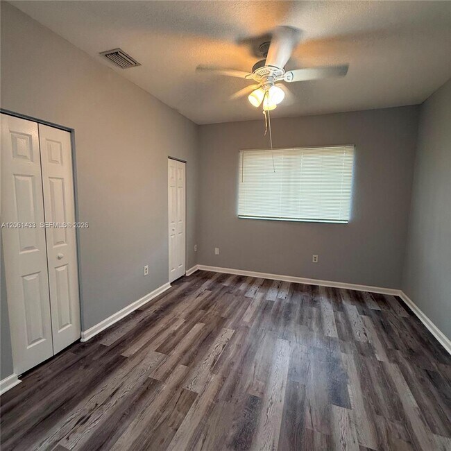 Building Photo - 8811 S Isles Cir