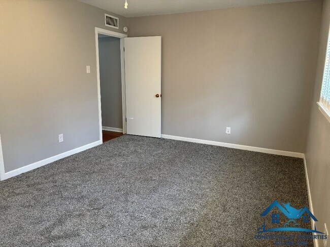 Building Photo - 2661 Oxford Ave