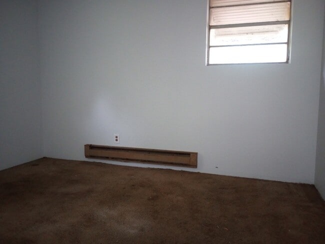 Building Photo - 3 Bedroom 1 Bathroom