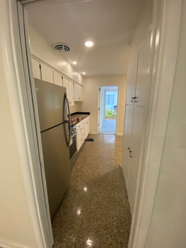 Building Photo - 921 NE 6th Ave