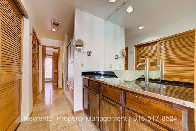 Building Photo - 2 Bed 2.5 Bath Right off Cherry Street!!