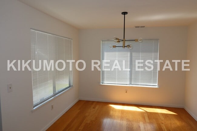 Building Photo - 3 Bedroom 2 1/2 bath Pocket home